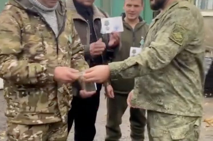 Волонтерам из Оленино, которые отправились с гумгрузом в зону СВО, вручили медали