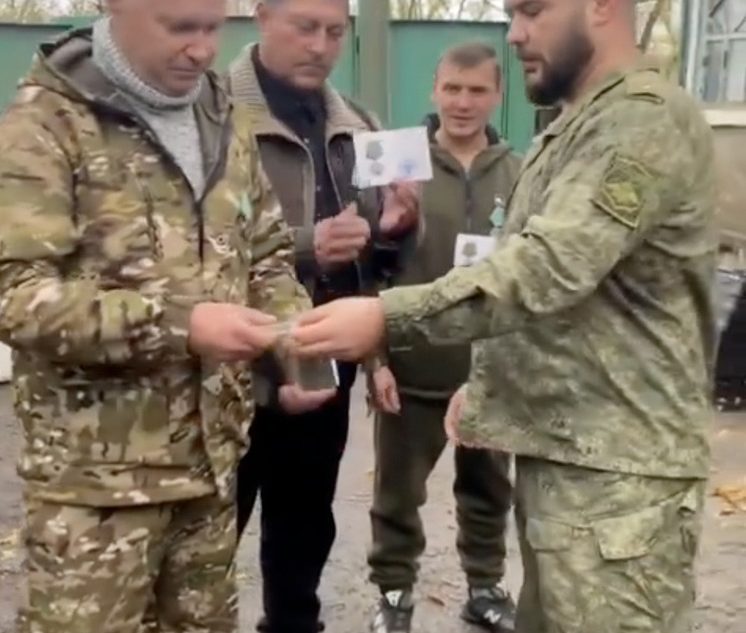 Волонтерам из Оленино, которые отправились с гумгрузом в зону СВО, вручили медали