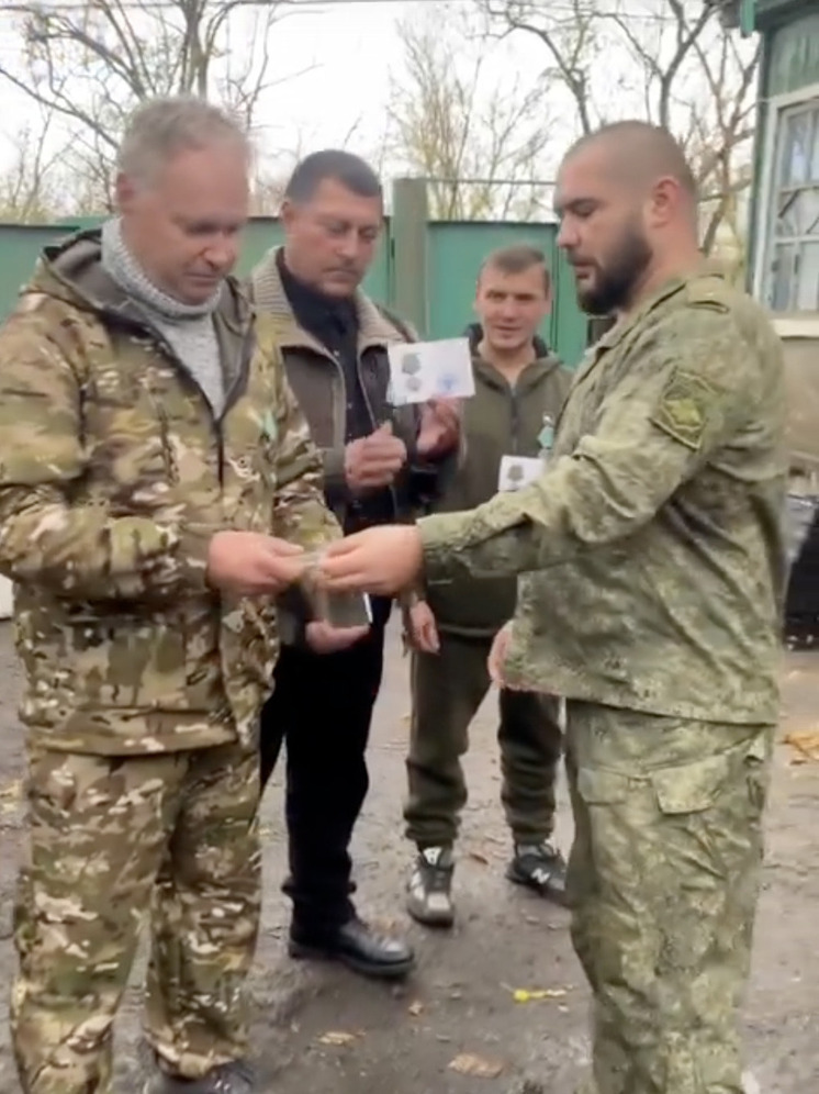 Волонтерам из Оленино, которые отправились с гумгрузом в зону СВО, вручили медали