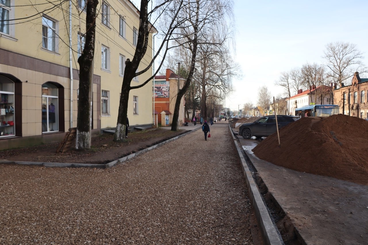 Тротуар на важной магистрали в Ржеве ремонтируют с опережением сроков