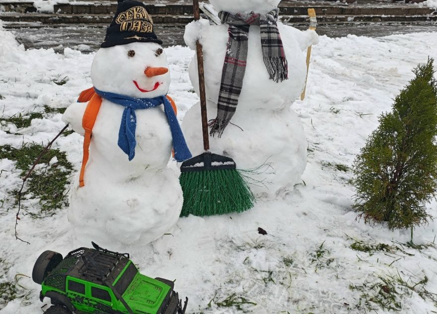 В Андреапольском округе после снегопада слепили снеговиков-уборщиков