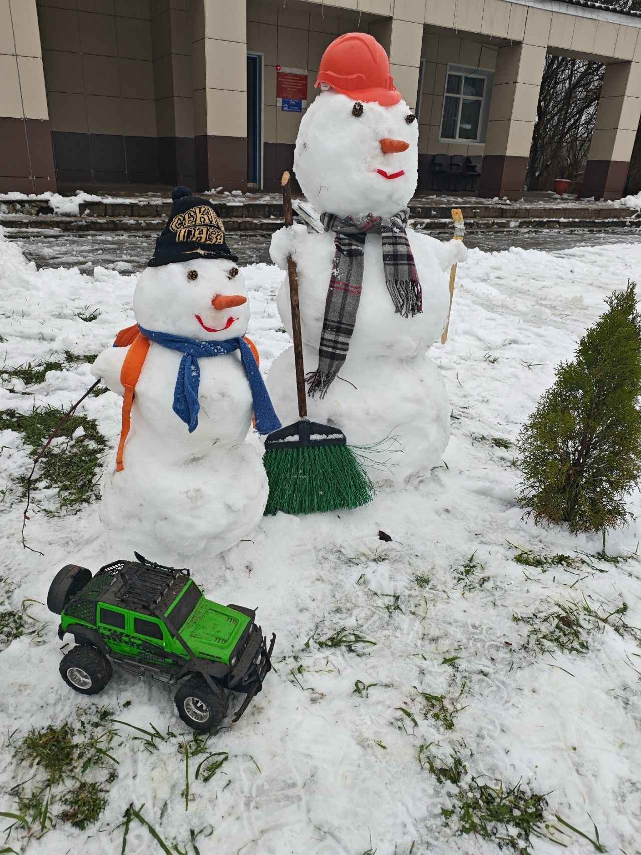 В Андреапольском округе после снегопада слепили снеговиков-уборщиков