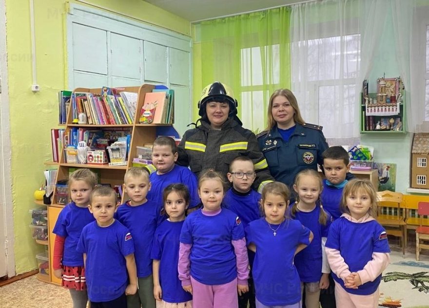 Юные жители Ржева примерили пожарную экипировку