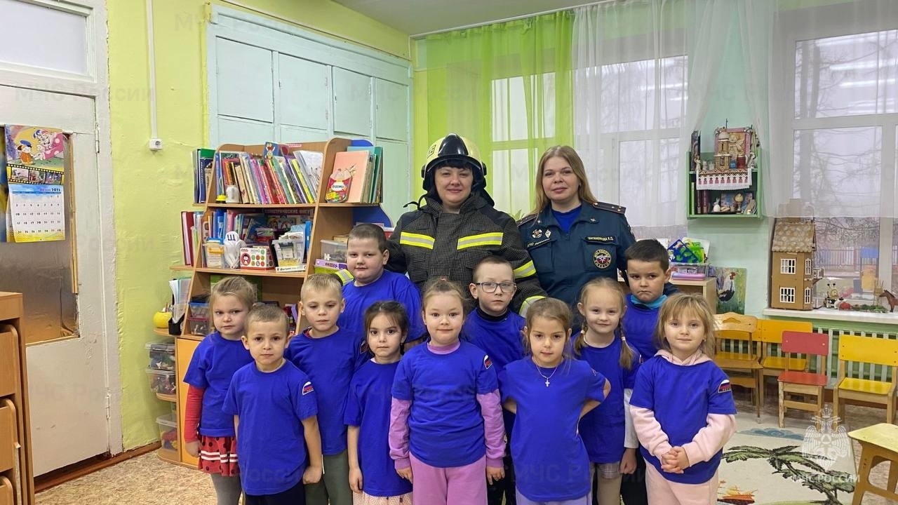 Юные жители Ржева примерили пожарную экипировку