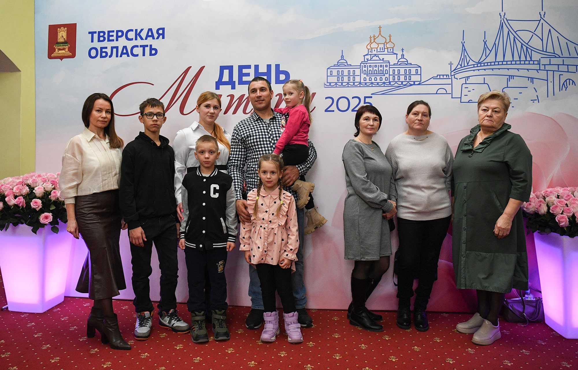 Виталий Королев вручил награды многодетным мамам Тверской области