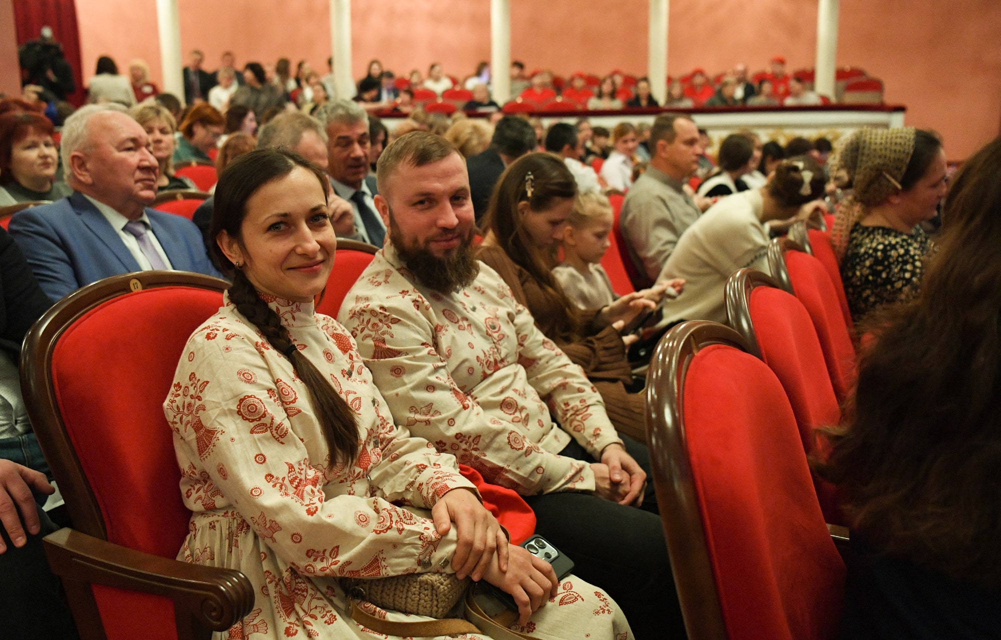 Виталий Королев вручил награды многодетным мамам Тверской области