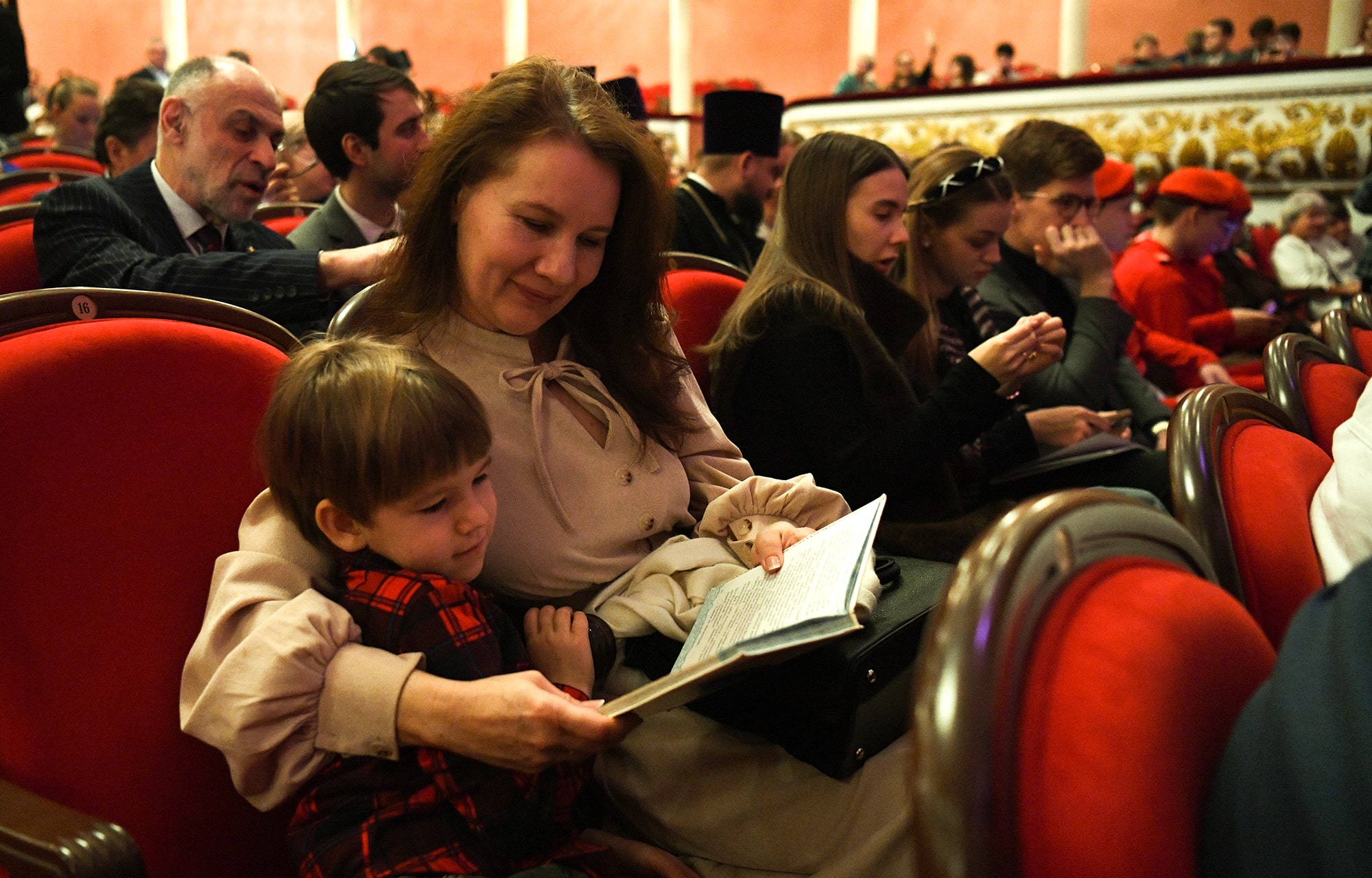 Виталий Королев вручил награды многодетным мамам Тверской области