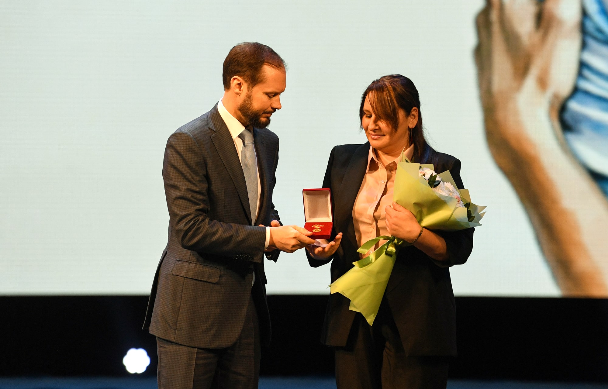 Виталий Королев вручил награды многодетным мамам Тверской области