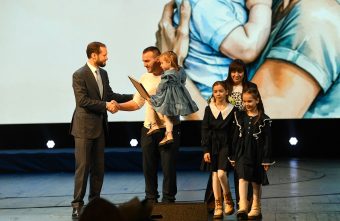 Виталий Королев вручил награды многодетным мамам Тверской области