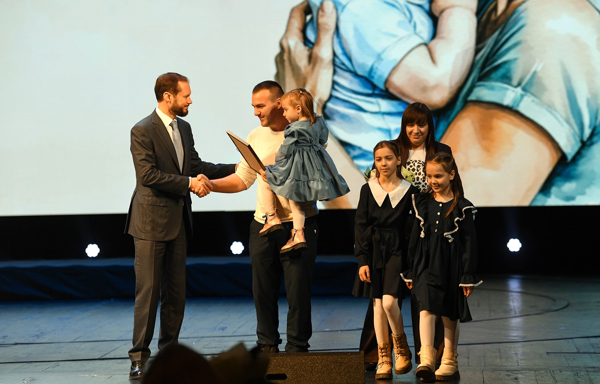 Виталий Королев вручил награды многодетным мамам Тверской области