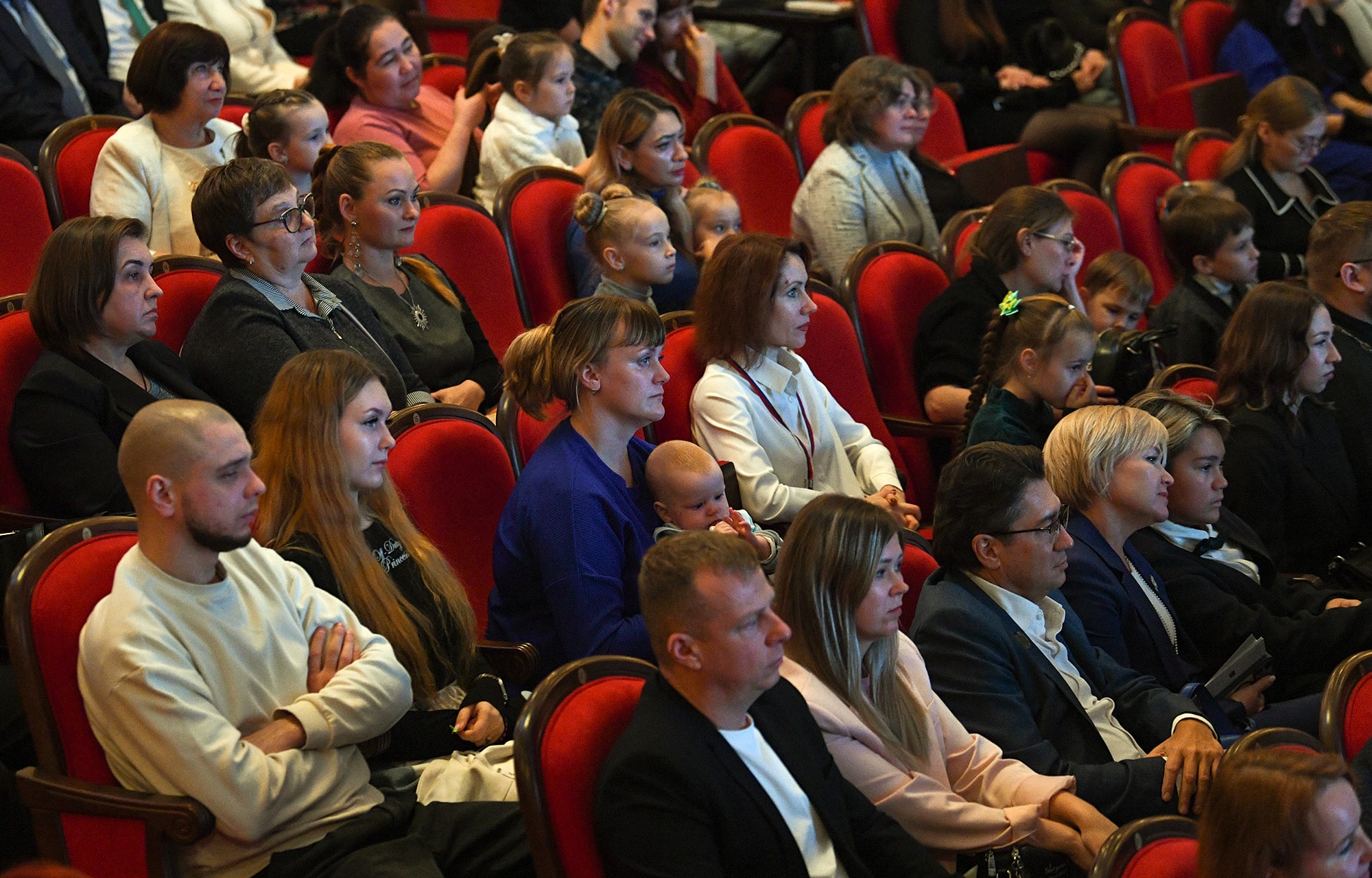 Виталий Королев вручил награды многодетным мамам Тверской области