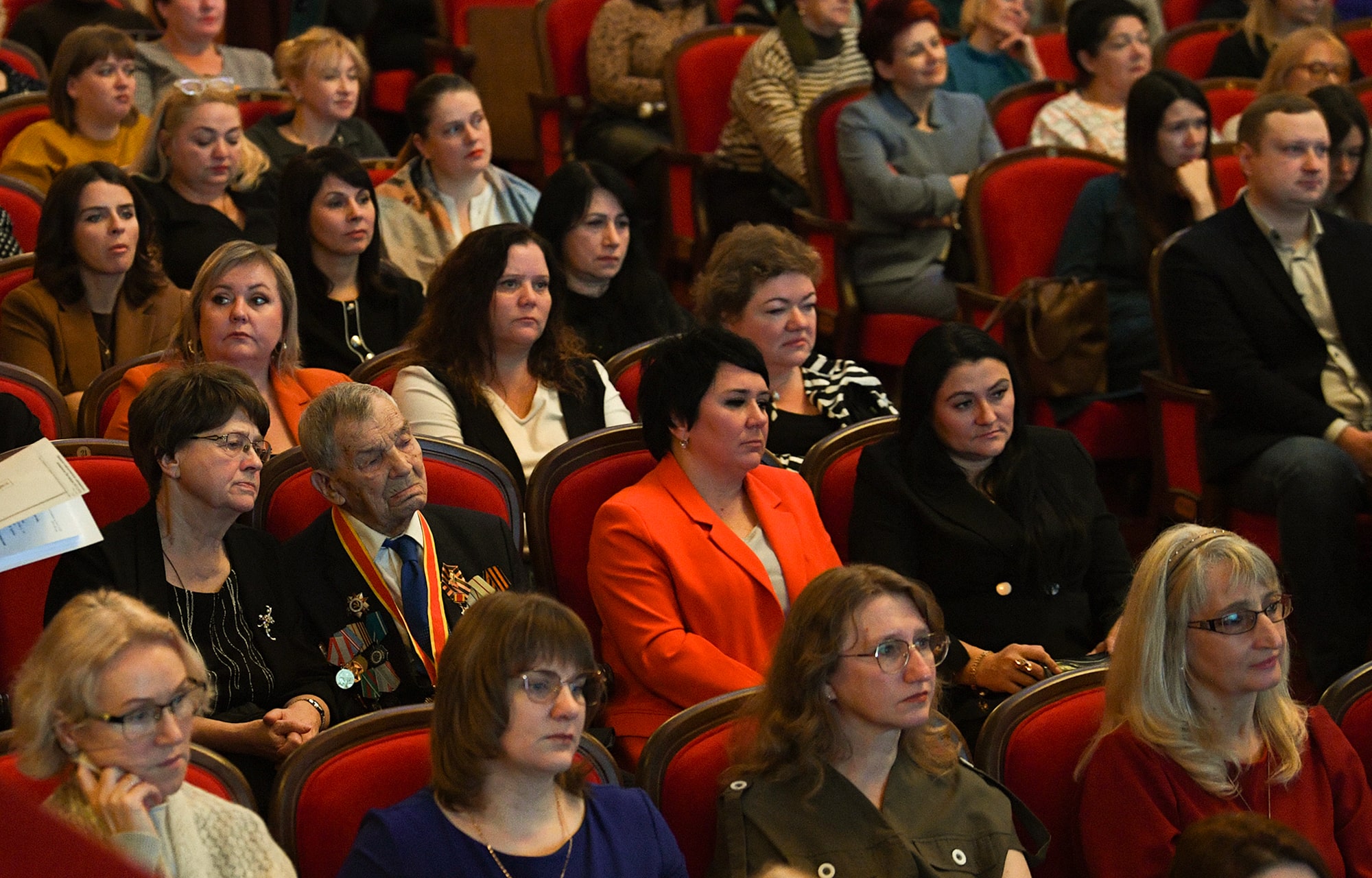 Виталий Королев вручил награды многодетным мамам Тверской области