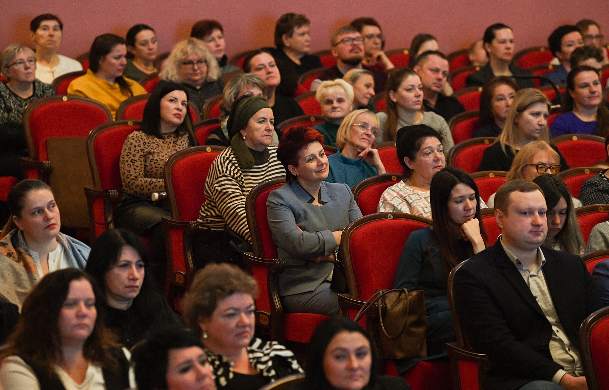Виталий Королев вручил награды многодетным мамам Тверской области