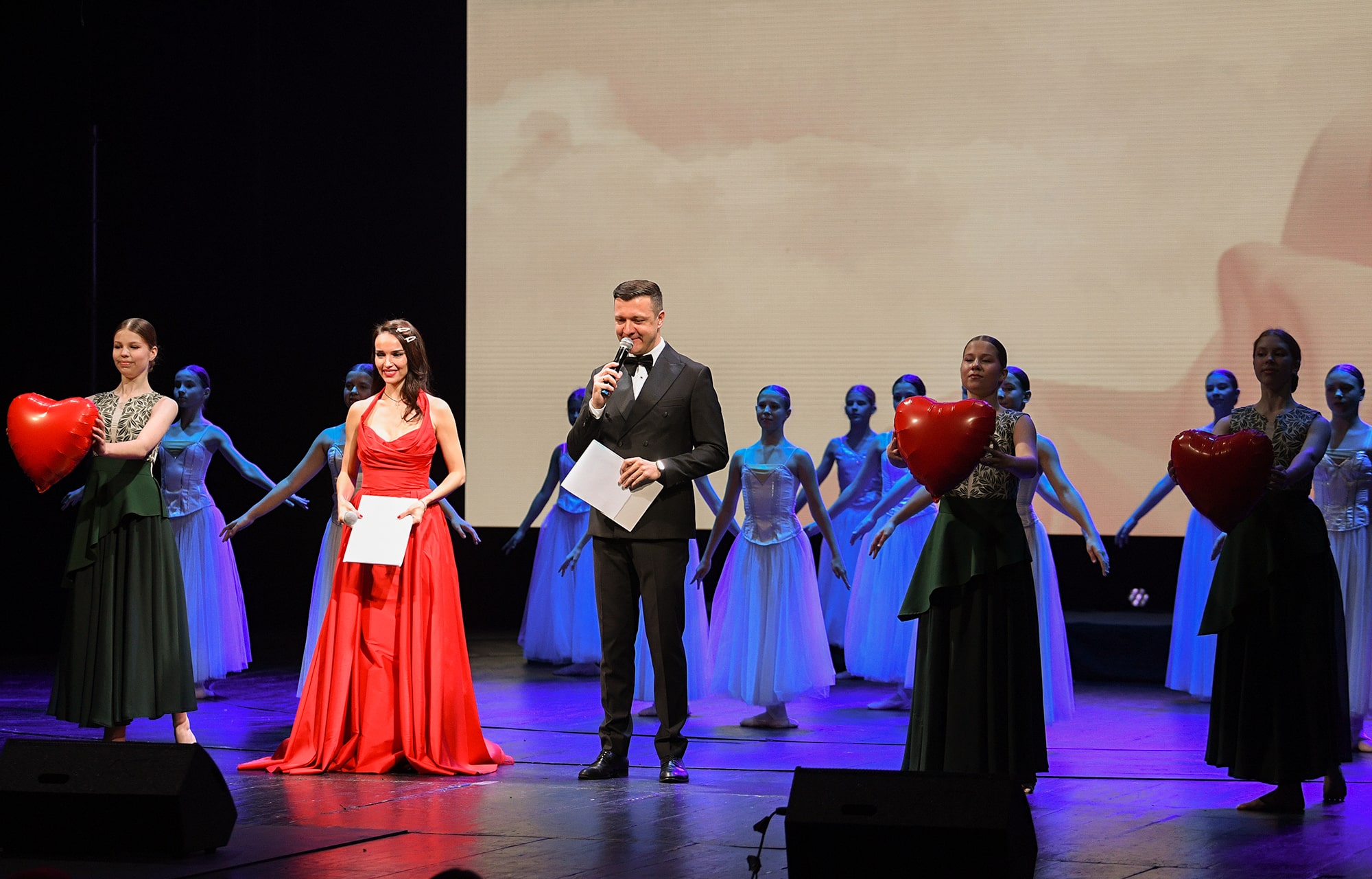 Виталий Королев вручил награды многодетным мамам Тверской области