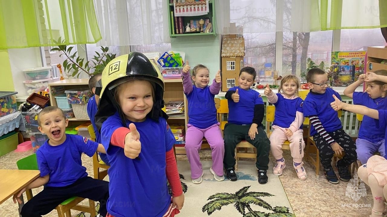 Юные жители Ржева примерили пожарную экипировку