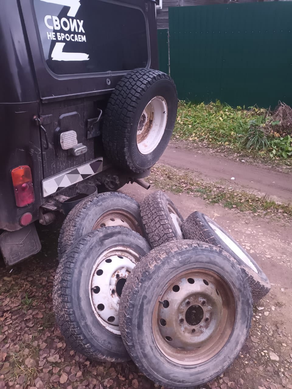 Настоятель храма в Тверской области передал бойцам колеса на машину