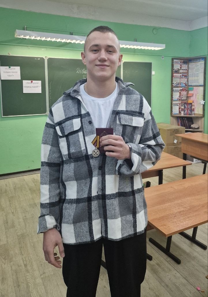 Солдату-срочнику из Тверской области вручили медаль за воинскую доблесть