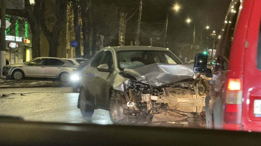 На Петербургском шоссе в Твери произошло серьезное ДТП