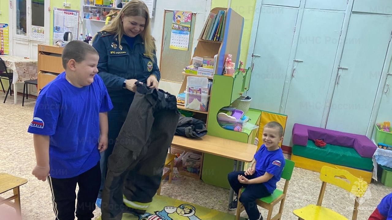 Юные жители Ржева примерили пожарную экипировку