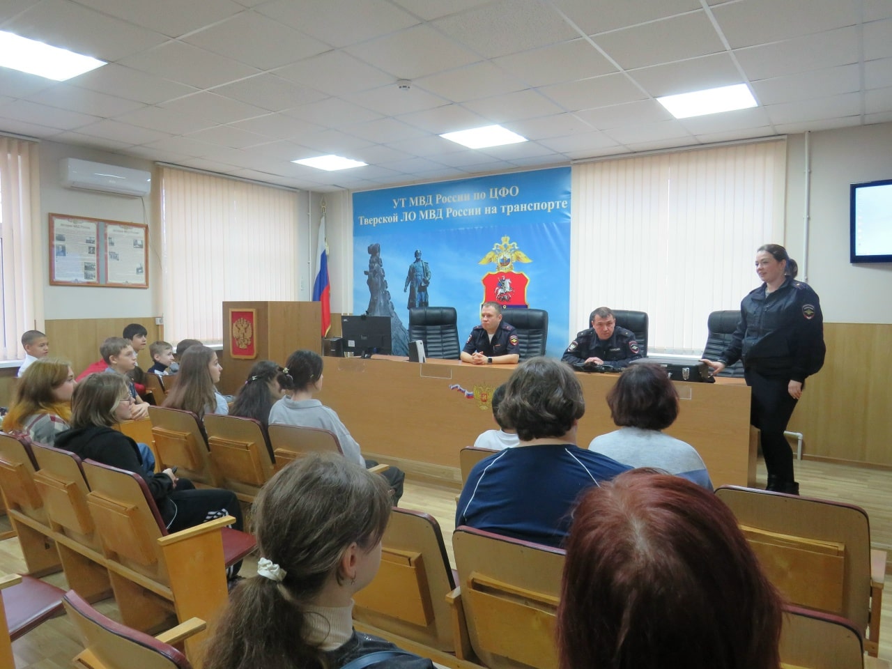 Тверские школьники побывали в гостях у транспортной полиции