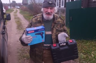 Настоятель храма в Тверской области передал бойцам колеса на машину колеса