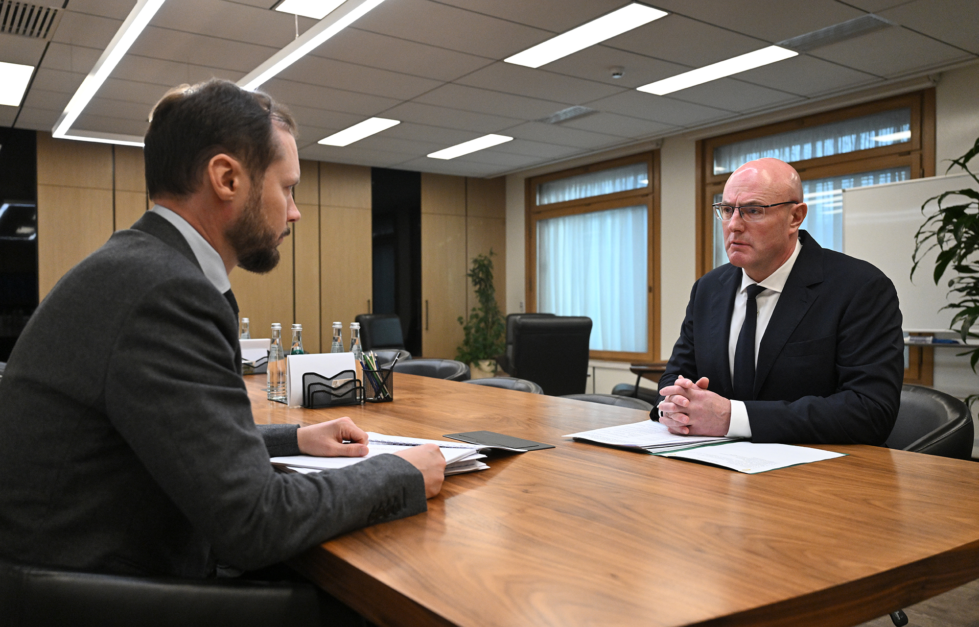 Вице-премьер Дмитрий Чернышенко провел рабочую встречу с исполняющим обязанности губернатора Тверской области Виталием Королевым