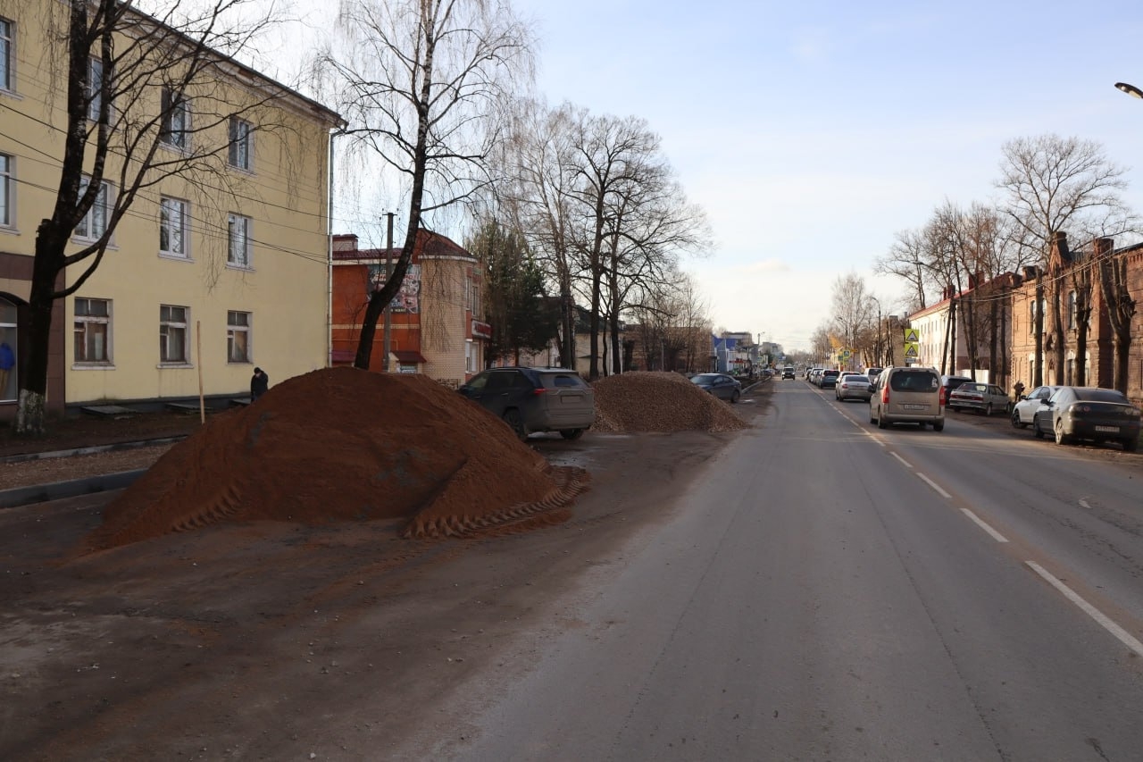 Тротуар на важной магистрали в Ржеве ремонтируют с опережением сроков