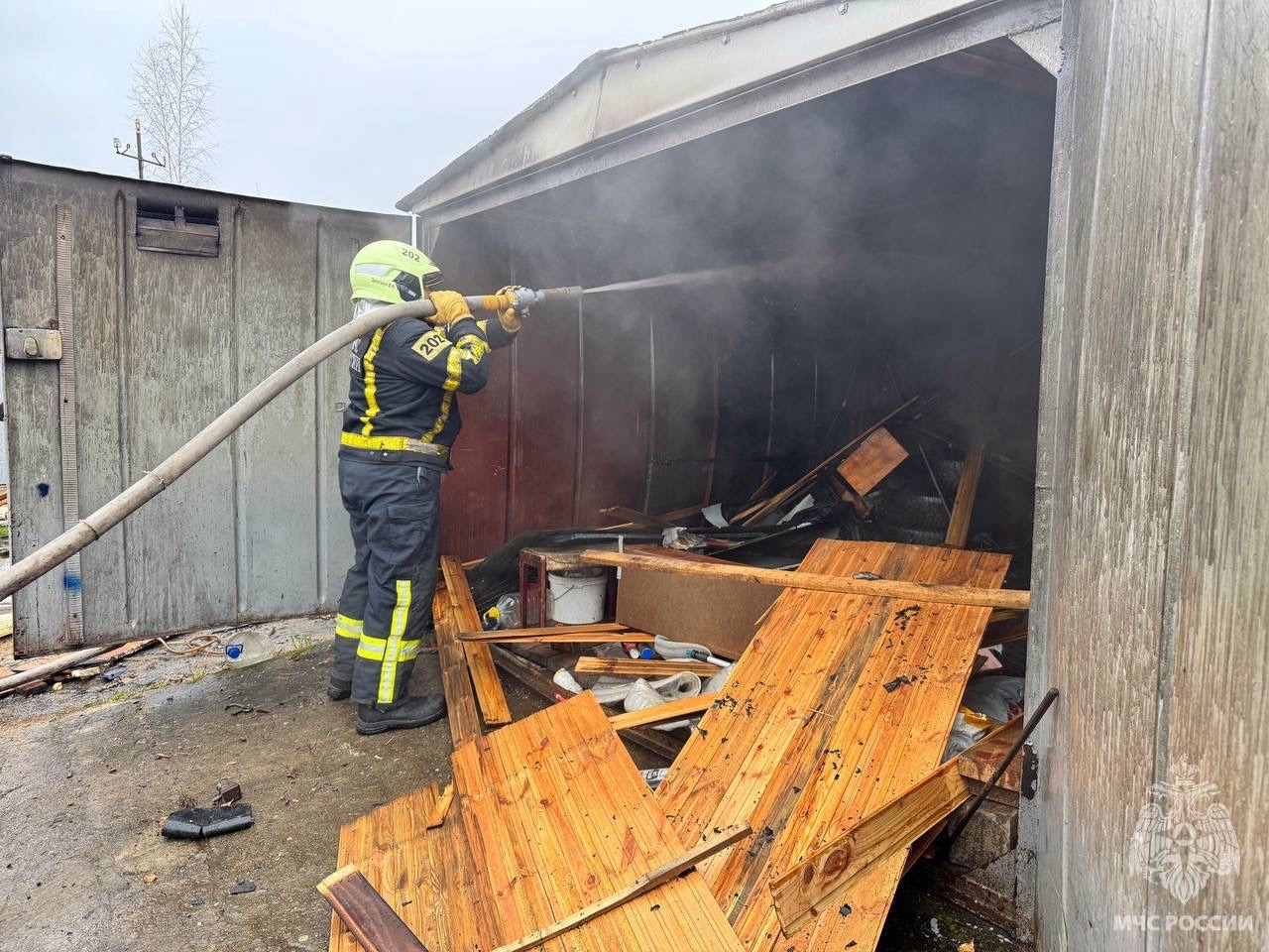 Один человек пострадал при пожаре в гаражах в Твери