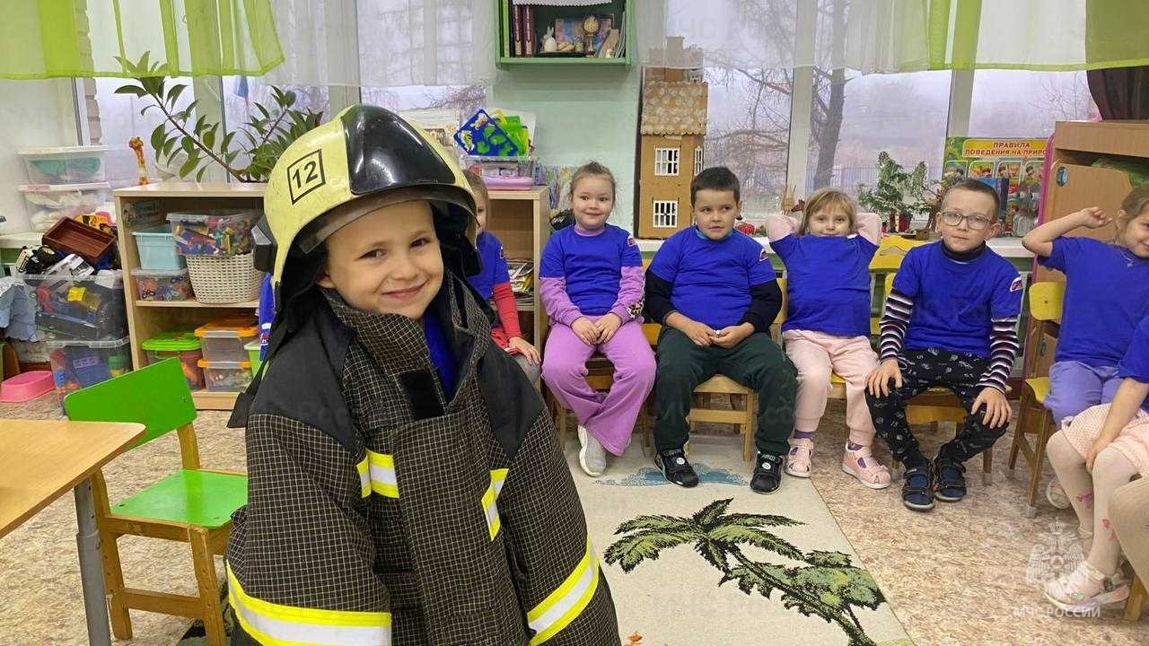 Юные жители Ржева примерили пожарную экипировку
