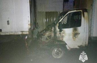 Ночью в Твери чуть не сгорели два фургона фургона