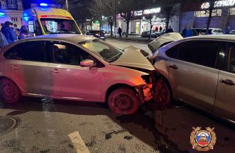 В Твери четыре человека пострадали в столкновении трех автомобилей пострадали