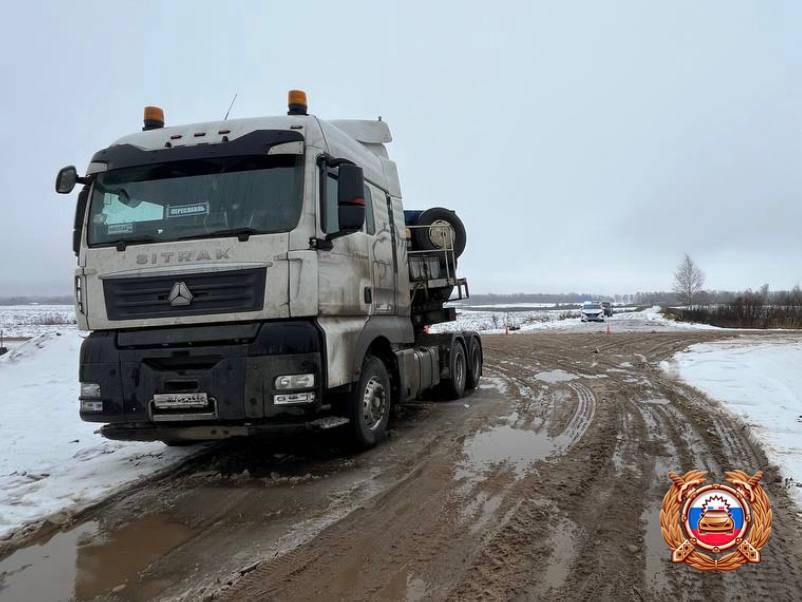 В Тверской области столкнулись китайский и российский грузовики