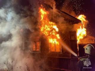 Пламя охватило жилой дом в Тверской области