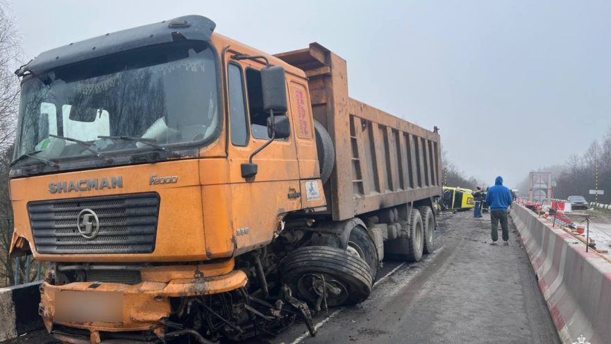 Пожарные ликвидируют последствия ДТП на "Золотом кольце" под Тверью