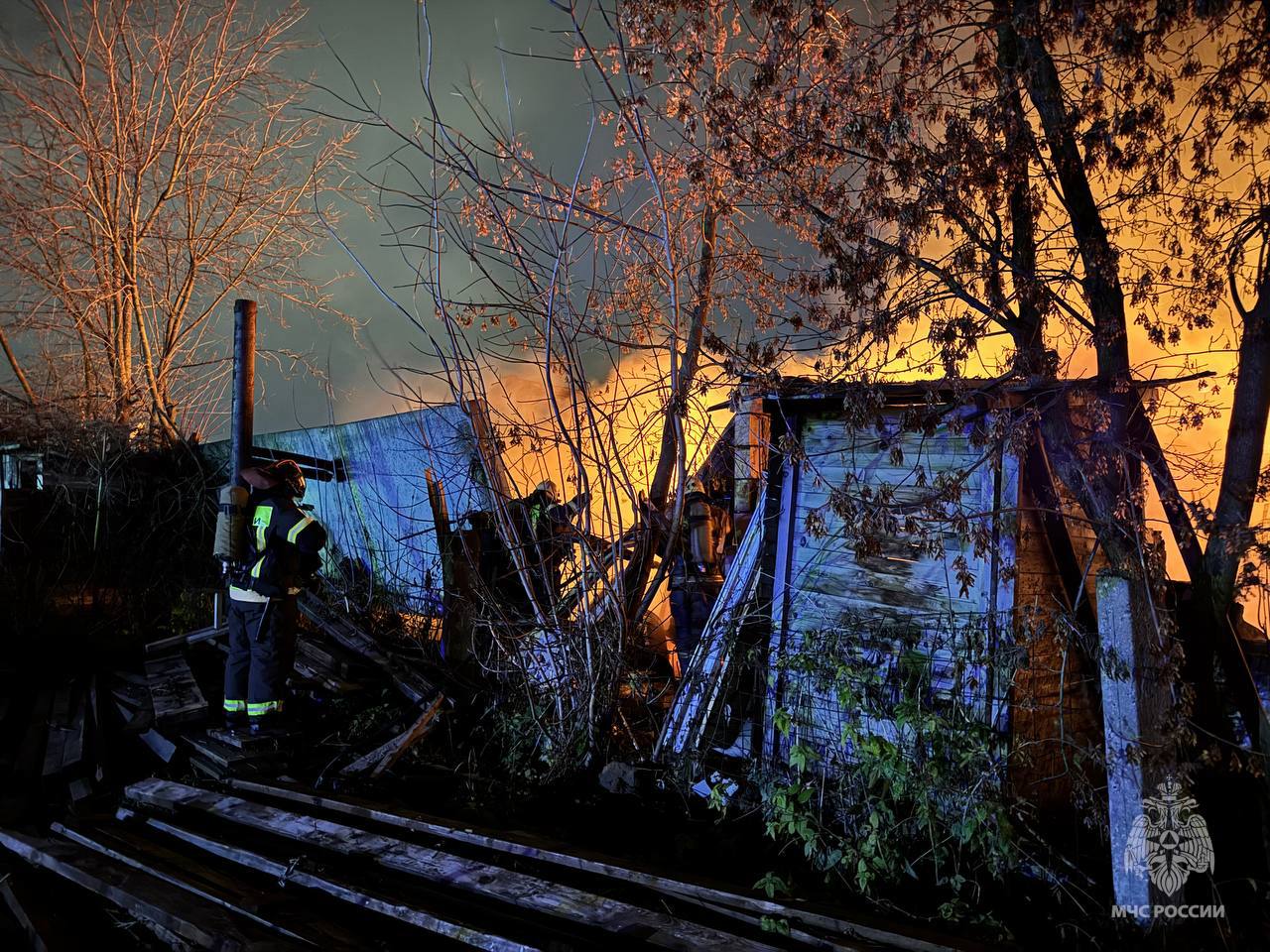 В Твери ликвидируют пожар на территории пилорамы