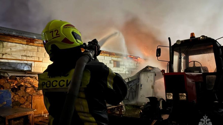 В Твери ликвидируют пожар на территории пилорамы