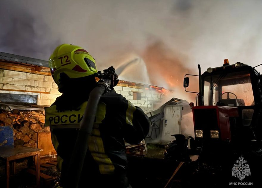 В Твери ликвидируют пожар на территории пилорамы