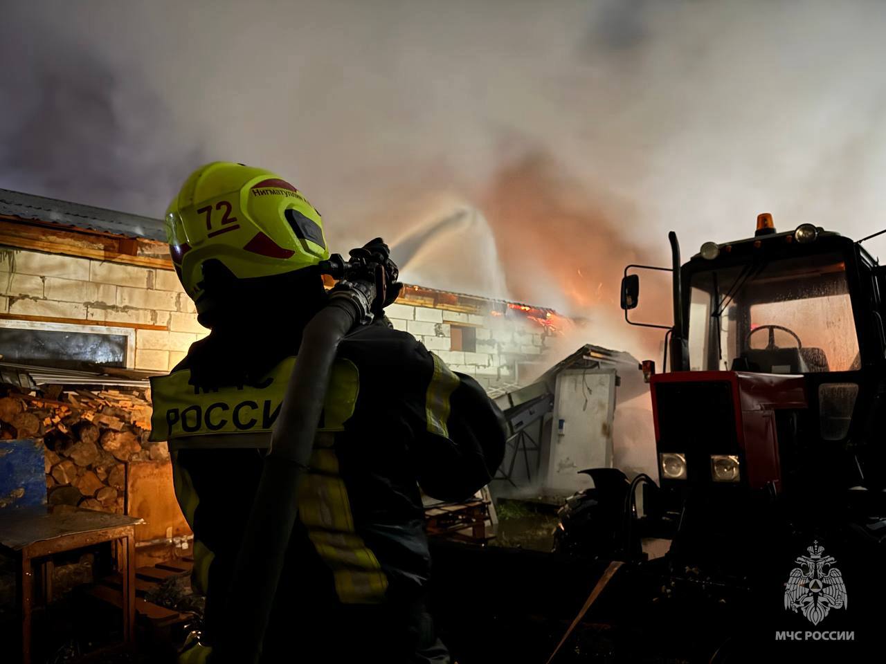 В Твери ликвидируют пожар на территории пилорамы