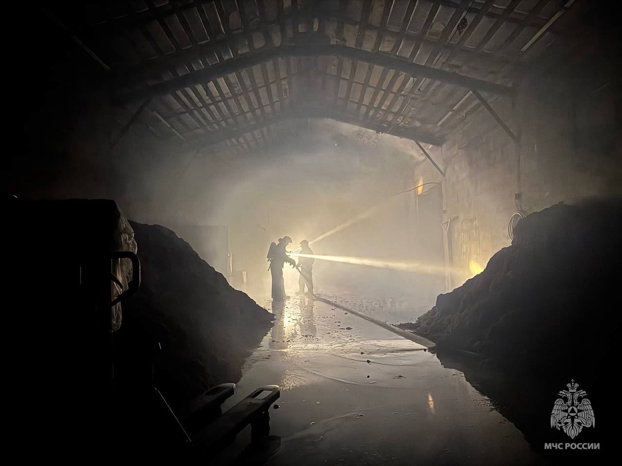 В Твери ликвидируют пожар на территории пилорамы