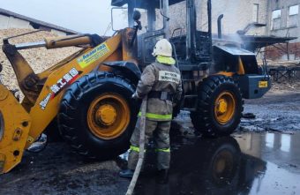 В Тверской области пожарные потушили погрузчик погрузчик