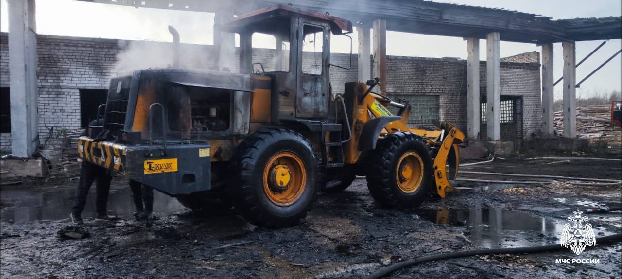В Тверской области пожарные потушили погрузчик