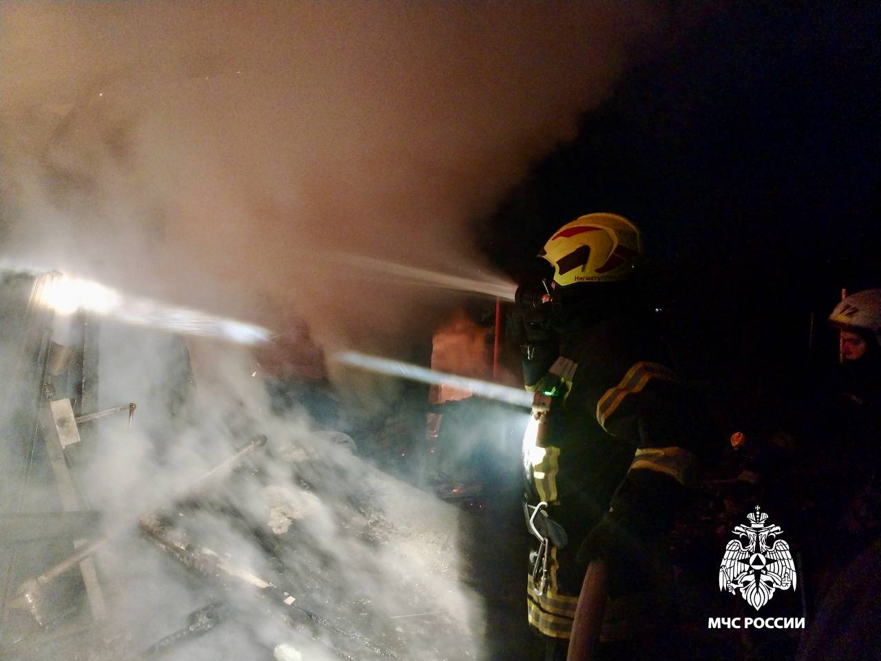 Огонь уничтожил баню в селе под Тверью