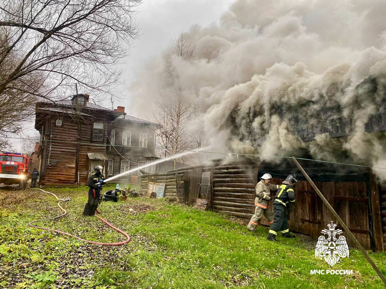В Тверской области загорелся сарай и три машины