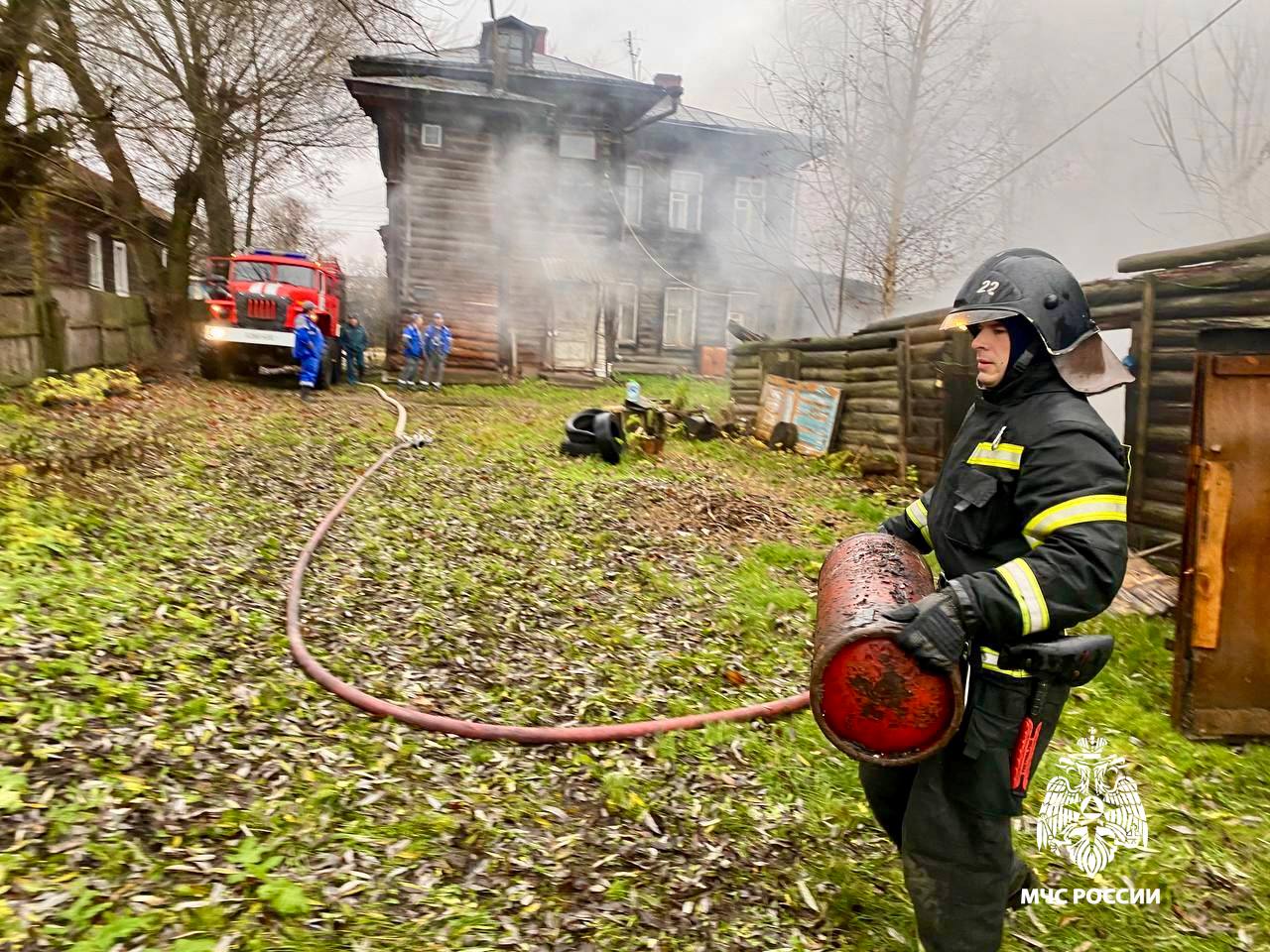 В Тверской области загорелся сарай и три машины