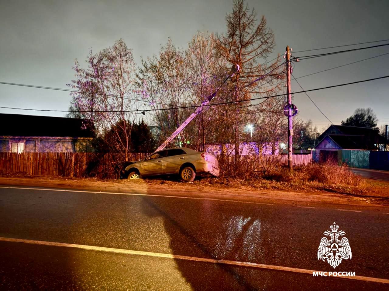 Под Тверью водитель врезался в столб и не пострадал