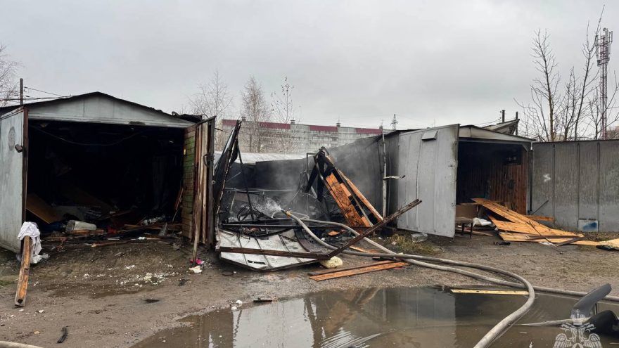 Один человек пострадал при пожаре в гаражах в Твери