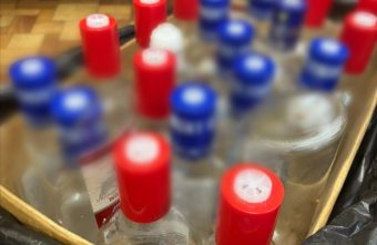 Пока хозяина не было, жители Тверской области ходили к нему за водкой хозяина