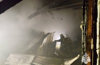 Ночью в Твери огонь уничтожил пиломатериалы пиломатериалы