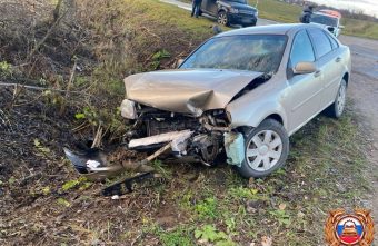 На дороге в Тверской области столкнулись «Рено» и «Шевроле» столкнулись