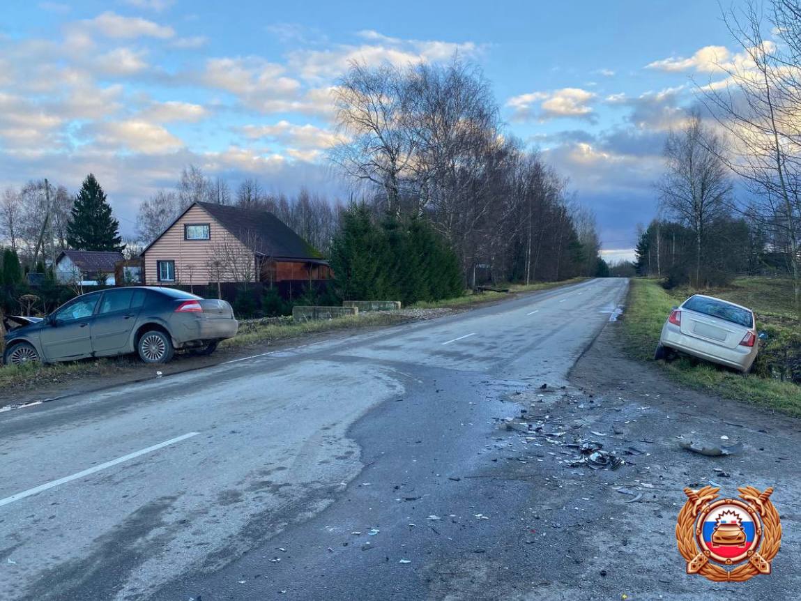 На дороге в Тверской области столкнулись «Рено» и «Шевроле»